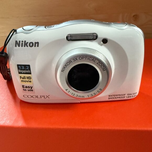 Nikon Coolpix W100 Camera - Picture 4 of 9